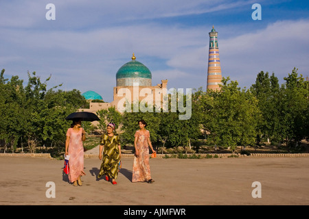 Ragazze locali a piedi lungo le stradine del centro storico di Khiva Khiva Uzbekistan Foto Stock