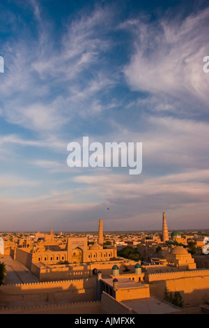 Panorama del mattone di fango città di Khiva al tramonto Khiva Uzbekistan Foto Stock