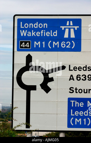 Percorso in autostrada segno vicino a Leeds Inghilterra Foto Stock