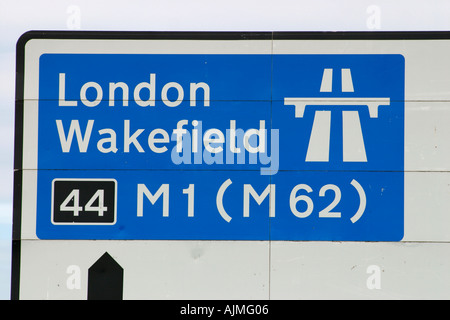 Percorso in autostrada segno vicino a Leeds Inghilterra Foto Stock