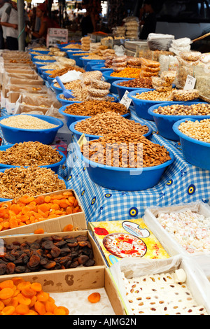 Bagno turco Pazar (Bazaar) mercato all'aperto della penisola di Bodrum Turchia Mugla spezie frutta dadi di semi di cotone vestiti merci vegetali di meloni Foto Stock