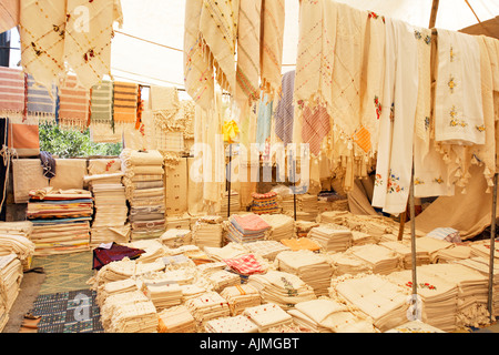 Bagno turco Pazar (Bazar) outdoor cotone sul mercato della penisola di Bodrum Turchia Mugla spezie frutta piante vestiti meloni ortaggi Foto Stock