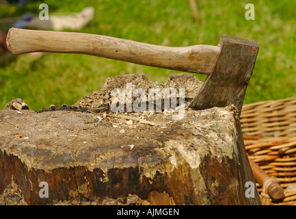 Ax in un blocco di legno mostrato durante il banchetto medievale pageant, Inghilterra Foto Stock