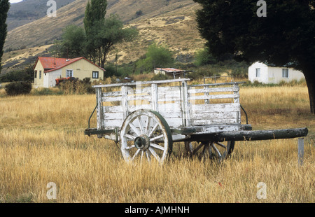 Vecchio carrello su Estancia Nibepo Aike, vicino a El Calafate, Patagonia, Argentina Foto Stock