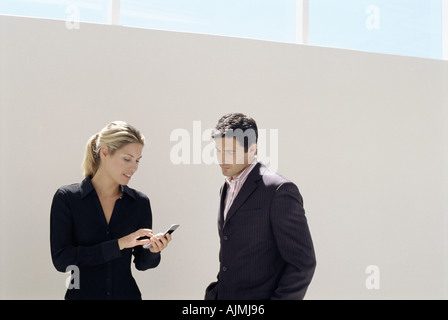 Imprenditrice imprenditore mostrando il suo telefono Foto Stock