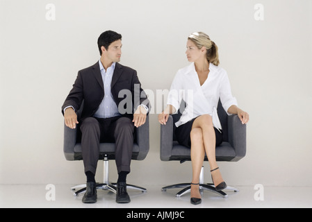 Ufficio lavoratori fissando ciascun altro Foto Stock