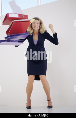 Arrabbiato imprenditrice gettando le cartelle Foto Stock