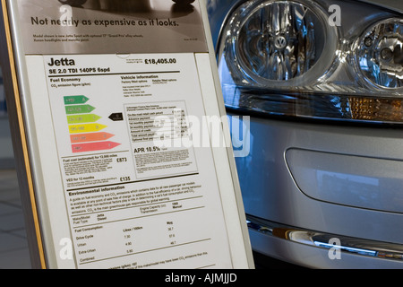 Efficienza del carburante rating grafico sul display dalla nuova VW Jetta auto presso il punto di vendita in showroom CHELTENHAM REGNO UNITO Foto Stock