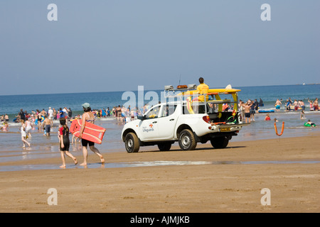 Spiaggia RNLI bagnini di salvataggio veicolo sulla spiaggia affollata in agosto Woolacombe Devon UK Foto Stock