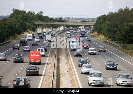 Pesante traffico autostradale sulla M5 su Bank Holiday vicino a Cheltenham Regno Unito Foto Stock