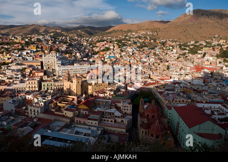 Vista aerea della città coloniale di Guanajuato al tramonto da El Pipila monumento Guanajuato Messico Foto Stock