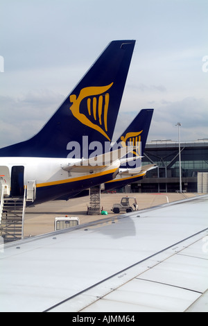 Ryanair impennaggi verniciato con logo sul Boeing 737 getti all aeroporto di Stansted Essex England Regno Unito Europa Foto Stock