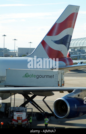 British Airways jet a Heathrow con Gate Gourmet carrello Londra Inghilterra REGNO UNITO unione Foto Stock