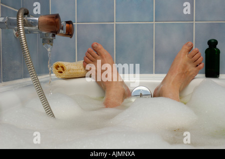 Rilassante in un buon bagno caldo. Foto Stock