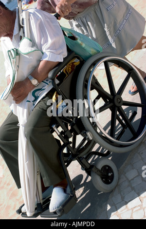 Senior vecchio uomo non valido nella sedia vicino alla spiaggia Foto Stock