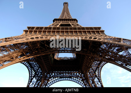 Vista verso l'alto da sotto la Torre Eiffel a Parigi. Foto Stock