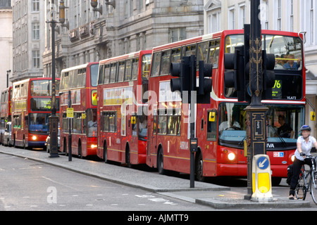 Una vista del traffico lungo il filamento di Londra. Foto Stock