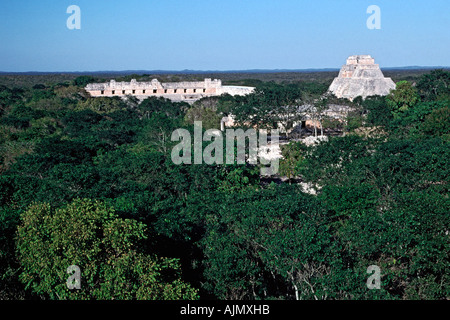 Il Uxmal rovine Maya in Messico con la piramide dei maghi sulla destra e il Convento delle Monache del quadrangolo sulla sinistra. Foto Stock