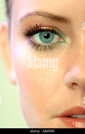 Close-up verticale del lato destro di un volto di donna. Modello: Amy Staples Foto Stock