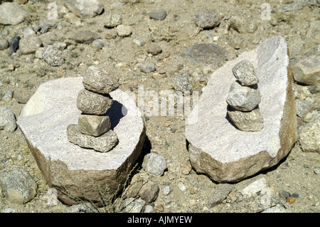 Rotture di boulder rock pietra due parti split colonna di ghiaia in piedi Foto Stock