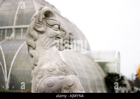 Gargoyle statua di stile al di fuori di un conservatorio a Kew Gardens Foto Stock