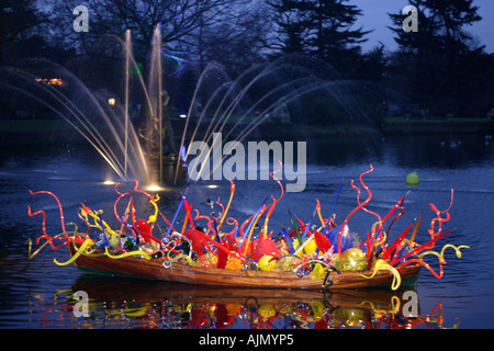 Chihuly vetro soffiato scultura su una barca galleggianti in un lago esposti al Kew Gardens LONDRA Foto Stock