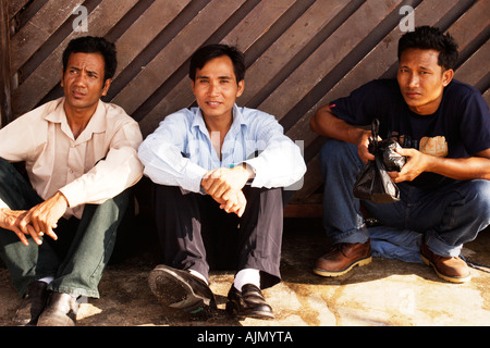 La gente del posto in testa al beach durante il fine settimana per rilassarsi con gli amici sulla spiaggia di Batu Ferringhi, Isola di Penang, Malaysia. Foto Stock