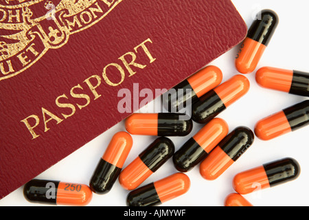 Passaporto con le pillole che potrebbe essere usato per illustrare la assicurazione di viaggio o il traffico di droga Foto Stock