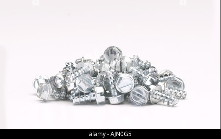 Pila di argento metallico bulloni a vite Foto Stock