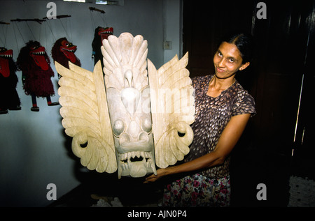 Sri Lanka artigianato maschera non verniciata a M H workshop Mettanandas Ambalangoda Foto Stock