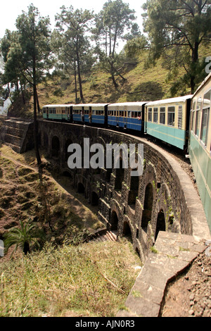 India Himachal Pradesh trasporto Kalka Shimla ferrovia a scartamento ridotto il treno che passa oltre il ponte Foto Stock