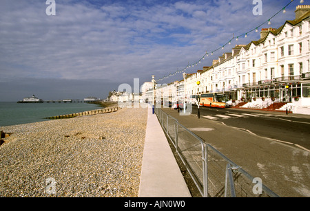 Sussex Eastbourne proprietà fronte mare e spiaggia Foto Stock