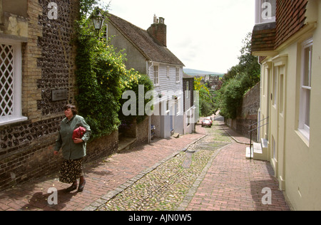 East Sussex Lewes donna a piedi fino Keere Street Foto Stock