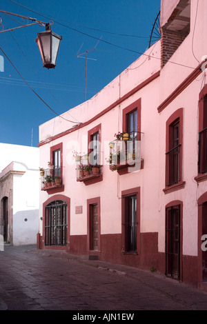 Calle del Deseo street del desiderio di una delle famose strette e colorate vie fiancheggiate da case coloniali in Zacatecas Messico Foto Stock
