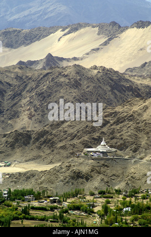 Shanti stupa buddisti tibetani nel santuario di Leh, Ladakh Himalaya, costruita dai buddisti giapponesi. India. Foto Stock