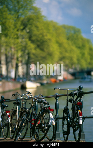 Le biciclette parcheggiate dall'canal Kaizersgracht Amsterdam Olanda Foto Stock