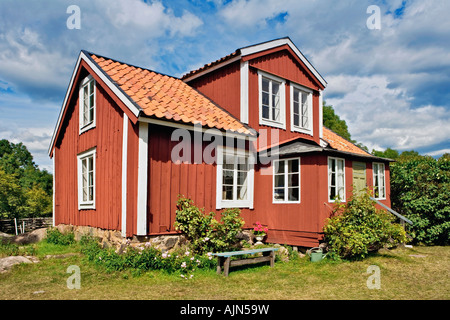 La Svezia arcipelago di Stoccolma NORRÖRA ISOLA ROSSA tipica casa in legno Foto Stock