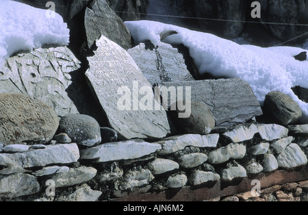 Mantra buddista e sacre scritture su pietre Braga dintorni Annapurna Conservation Area Nepal Foto Stock