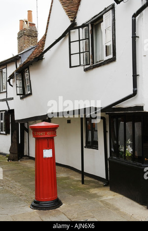 Red letter box all'angolo tra Eton High street Eton vicino a Nr Windsor Berkshire Inghilterra HOMER SYKES Foto Stock