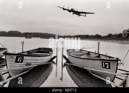 WWII bombardiere Lancaster vola sopra Eyebrook serbatoio, Rutland dove 617 Dambusters Sqdrn hanno fatto la loro pratica finale viene eseguito il 14/05/43 Foto Stock