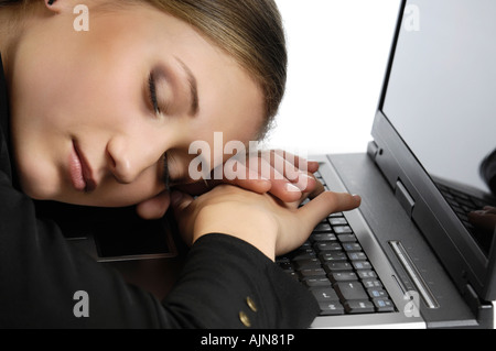 Giovane imprenditrice stanchi di dormire sulla tastiera di un computer Foto Stock