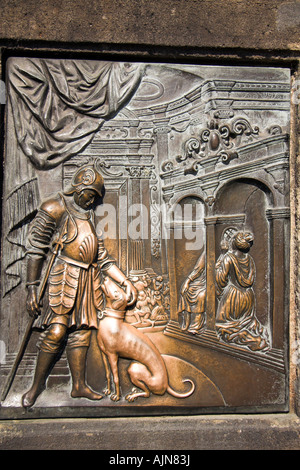 Sfregate targa di bronzo, Charles Bridge, Praga, Repubblica Ceca, Europa Foto Stock