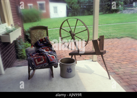 Front Porch Lancaster County PA Pennsylvania sedia a dondolo ruota di filatura soft focus sognanti Foto Stock