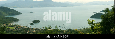 Vista panoramica di Abraao Cove, Ilha Grande, Rio de Janeiro, Brasile Foto Stock