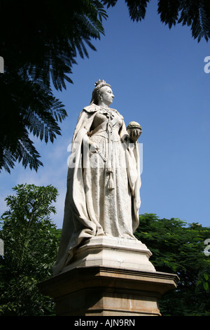 La statua della regina Victoria, Empress of India, che sorge nel Parco Cubban, Bangalore, Karnataka. Foto Stock