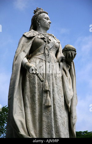 La statua della regina Victoria, Empress of India, che sorge nel Parco Cubban, Bangalore, Karnataka. Foto Stock