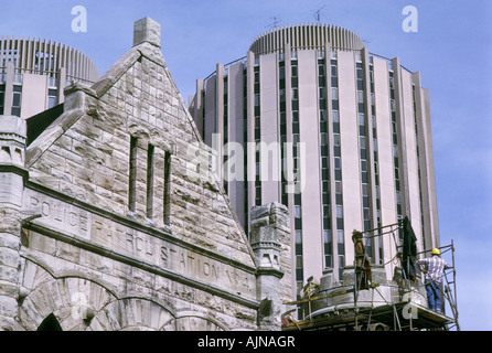 Costruzione di rimodellamento del lavoratore vecchia stazione di polizia complesso University Pittsburgh PA Pennsylvania dormitorio studenti torri Foto Stock