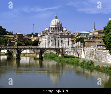 IT - Roma: il Vaticano e il Ponte Sant'Angelo oltre il fiume Tevere Foto Stock