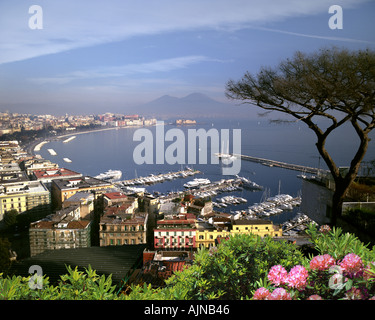 IT - CAMPANIA: Baia di Napoli con Mt. Il Vesuvio sullo sfondo Foto Stock