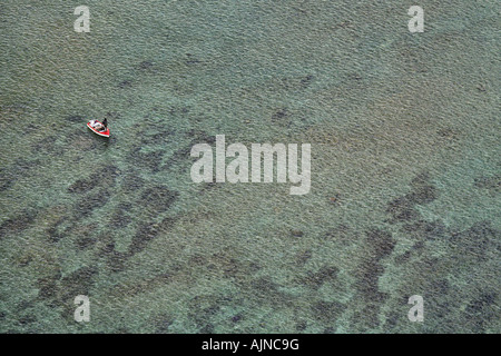 Vista aerea della piccola barca di navigazione nella laguna di Mauritius Foto Stock